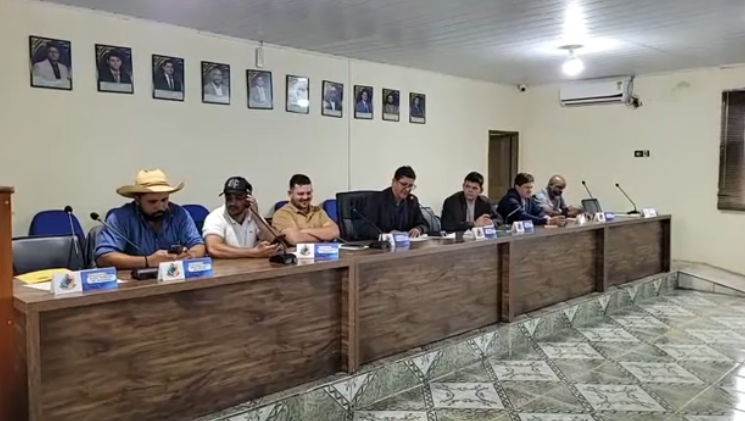 "A ata completa 13ª Sessão Extraordinária da 33ª Sessão Legislativa da 9ª Legislatura"