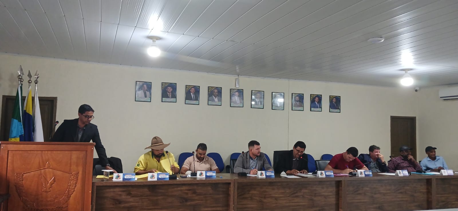 "A ata completa 8ª Sessão ordinária da 33ª Sessão Legislativa da 9ª Legislatura"